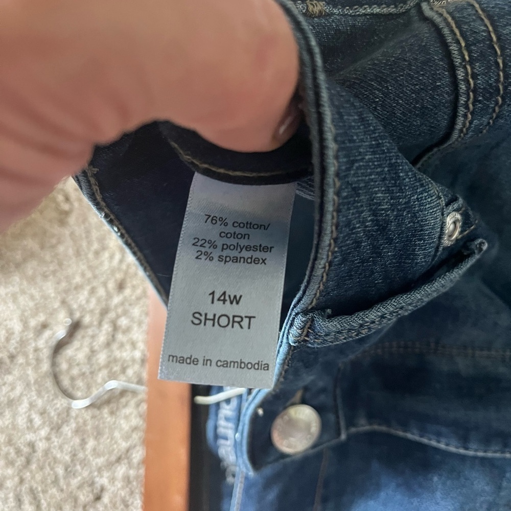 Distressed skinny jeans - Picture 6 of 9